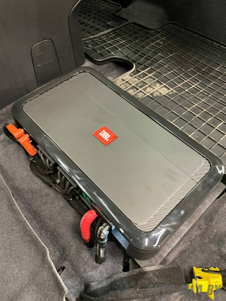 установили 4х-канальный усилитель JBL под водительское сидение
