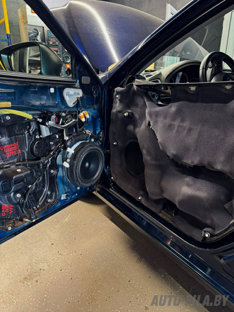 акустическая система Gladen RS200 в передних дверях в Мазда 6 