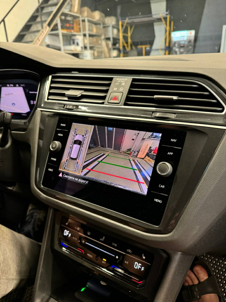 тестирование камеры заднего вида и кругового обзора в VW Tiguan
