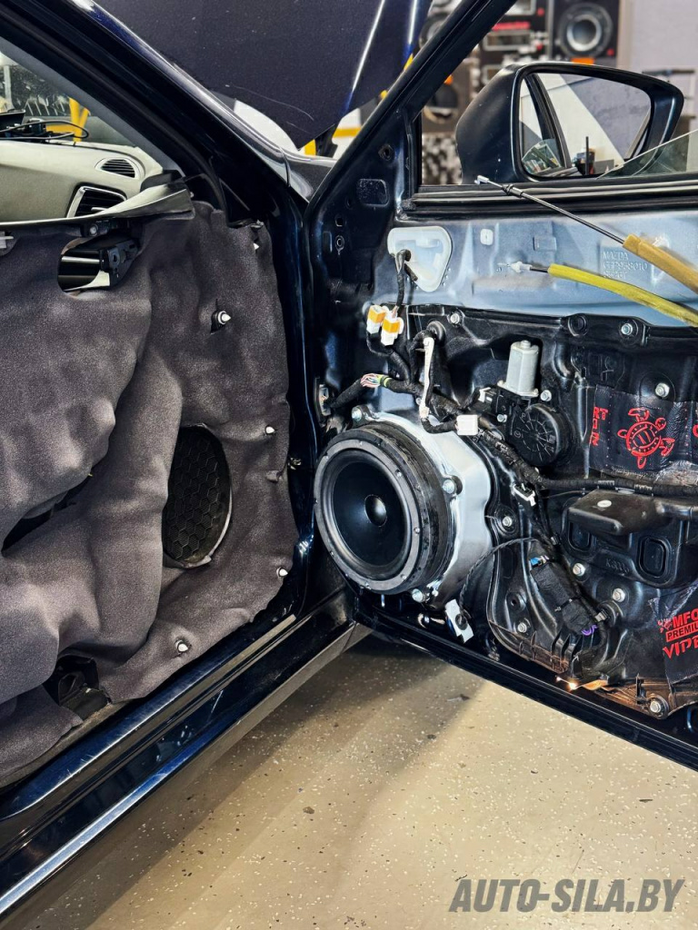 акустическая система Gladen RS200 в передних дверях в Мазда 6 