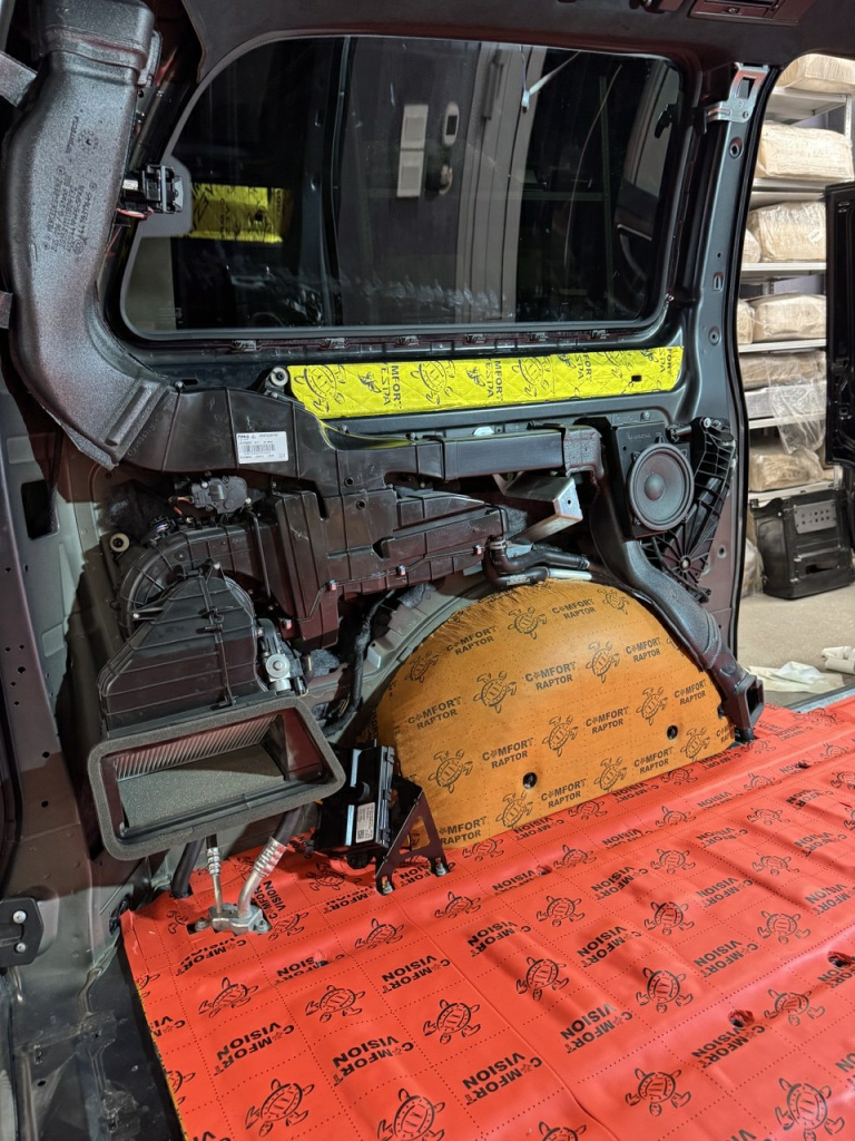 шумопоглотитель ComfortMat Raptor на арках в Mercedes V-class 