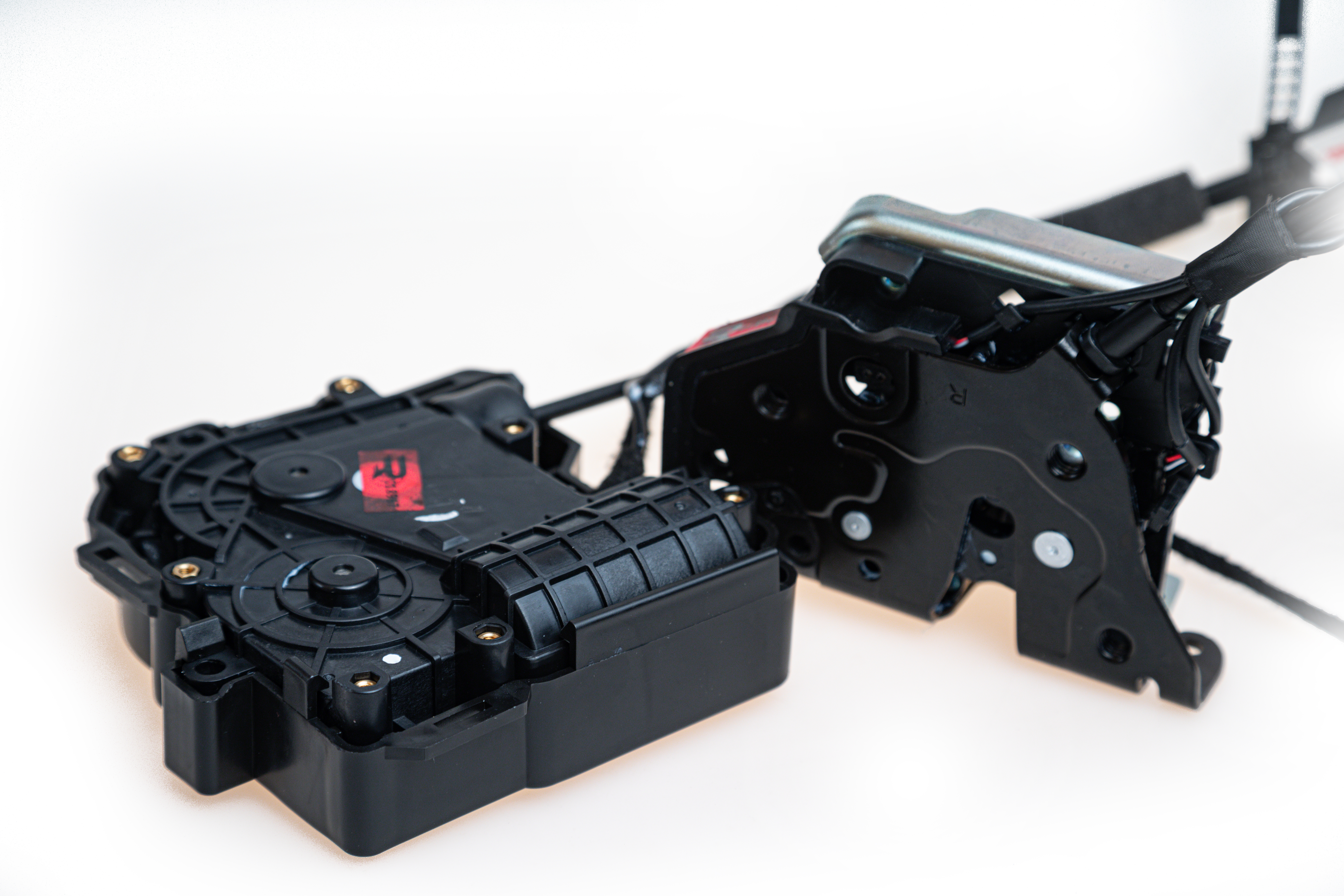 Комплект доводчиков Rulium AA-RL-AUD-AL <br/>  <br />
 Совместимость авто: <br />
  <br />
 Audi А8 2010-2018 <br />
 Audi А7 2010-2018 <br />
 Audi Q2 2017+ <br />
 Audi TT 2006-2018 <br />
 Audi R8 2015-2018 <br />
 Audi Q7 2005-н.в. <br />
 Audi А5 2007-н.в. <br />
 Audi A1 2011+ <br />
 Audi A3 2004-2018 <br />
 Audi A4 2007-н.в. <br />
 Audi Q3 2012-2018 <br />
 Audi Q5 2012+ <br />
 Porsche Panamera 2010-н.в. <br />
 Porsche 911 2008-2018 <br />
 Volkswagen Touareg 2010+ <br />
 Volkswagen Passat 2005-2010 <br />
 Volkswagen Tiguan 2007-2011 <br />
  <br />